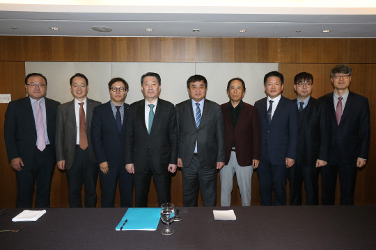 방송통신위원회가 19일 종합유선방송사업자(SO) 간담회를 개최했다. 사진은 왼쪽부터 전용주 딜라이브 대표, 강신웅 티브로드 대표, 변동식 CJ헬로 대표, 김성진 한국케이블TV방송협회 회장, 한상혁 방송통신위원회 위원장, 윤철지 서경방송 회장, 류성택 현대HCN 대표, 김태율 CMB 대표, 이한오 금강방송 대표.